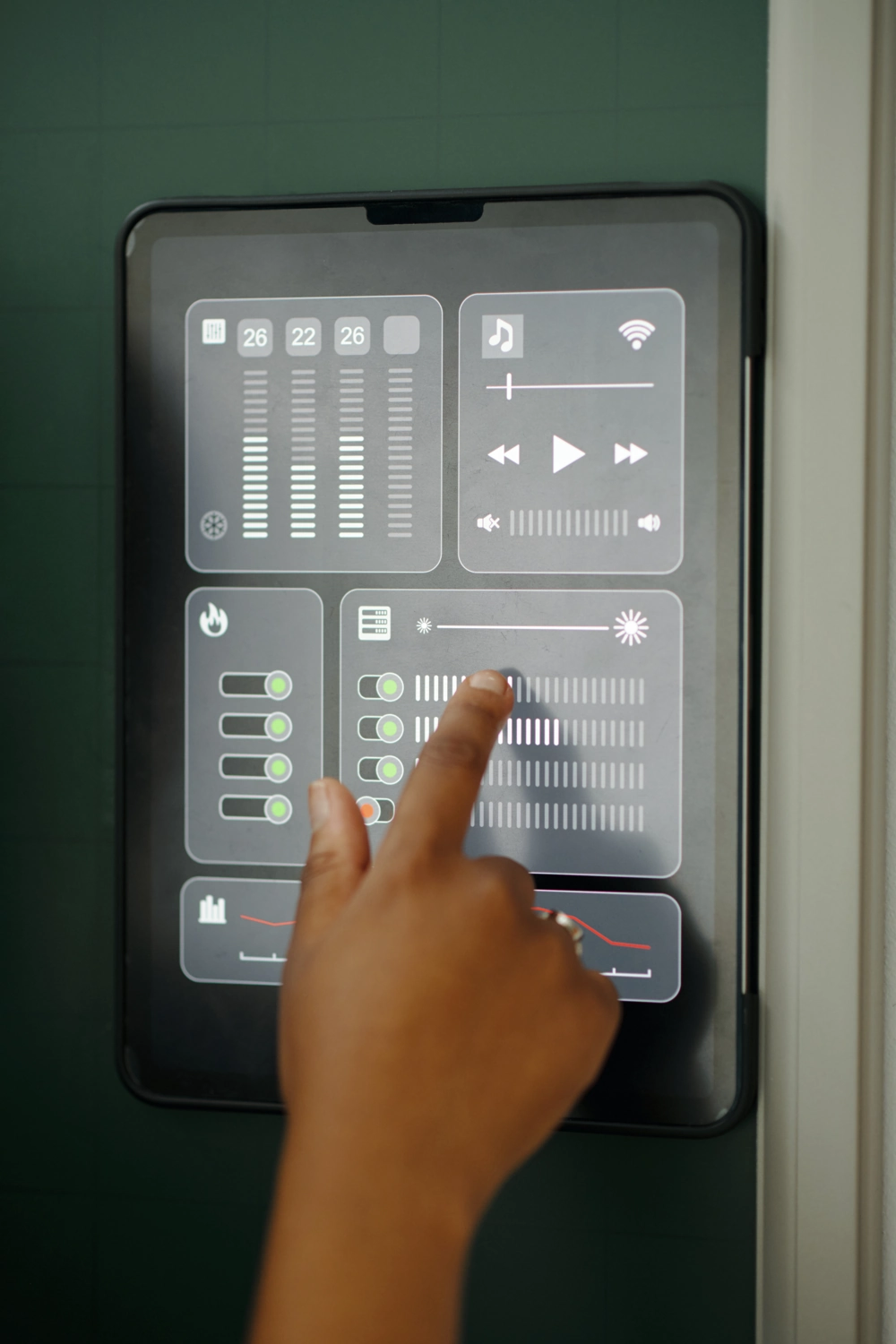 Ekran dotykowy panelu Smart Home z przełącznikami i suwakiem jasności sterowany palcem