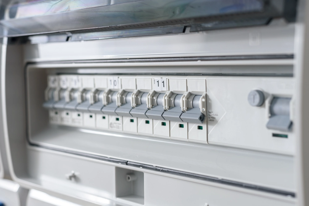 Wnętrze rozdzielnicy elektrycznej z wieloma automatycznymi wyłącznikami zabezpieczającymi obwody