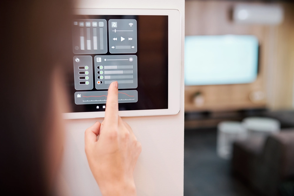 Dotykowy panel sterowania Smart Home z suwakami jasności i głośności montowany na ścianie