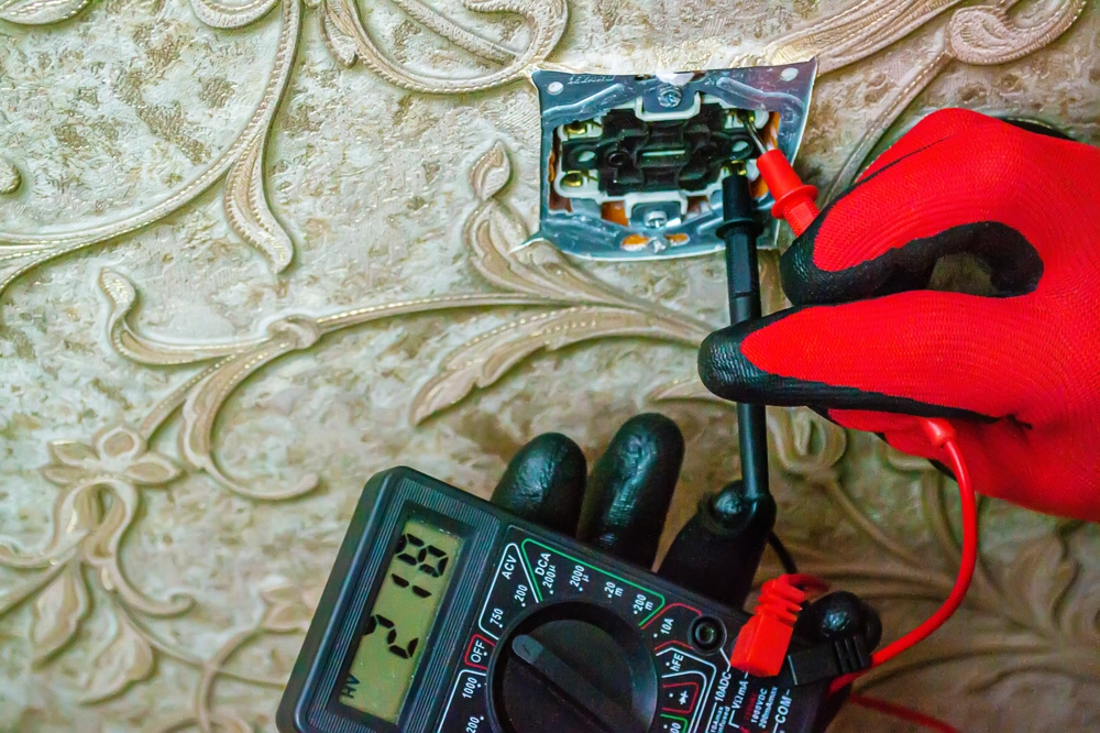 Pomiar napięcia przy rozebranym gniazdku z użyciem multimetru – Pomiary instalacji elektrycznych