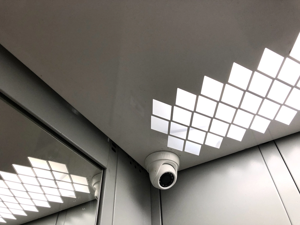 Instalacja kamery przemysłowej kopułkowej w rogu sufitu z oświetleniem LED
