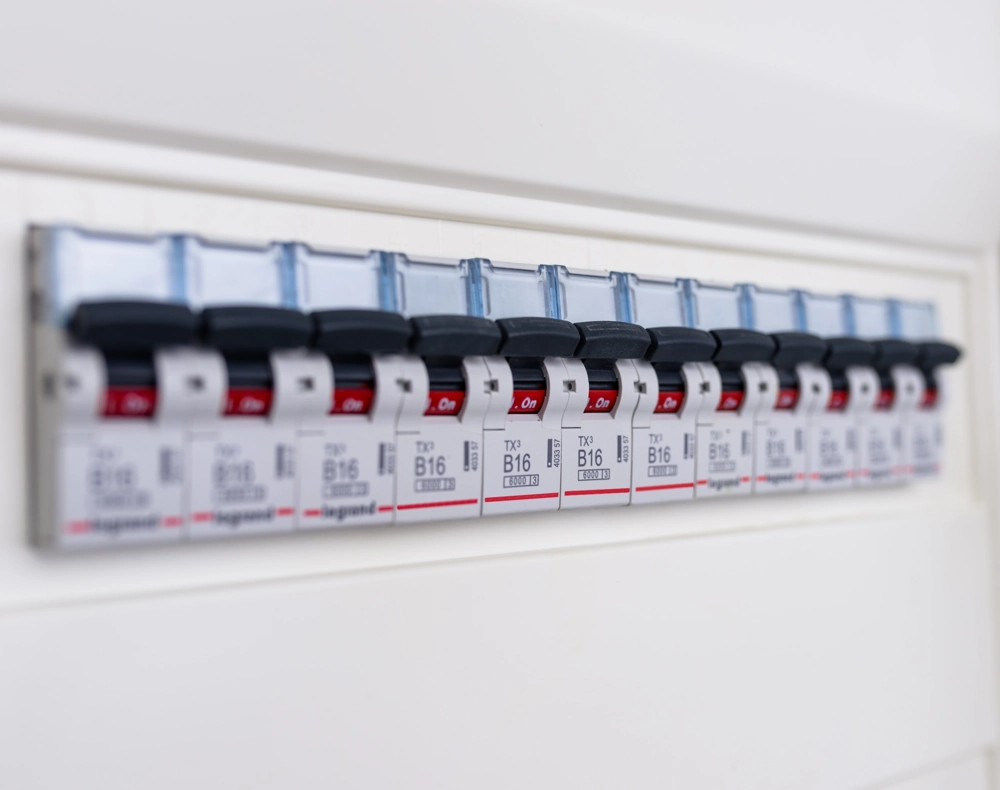 Panel z rozdzielnicą elektryczną z szeregiem wyłączników nadprądowych B16 – Rozdzielnice elektryczne